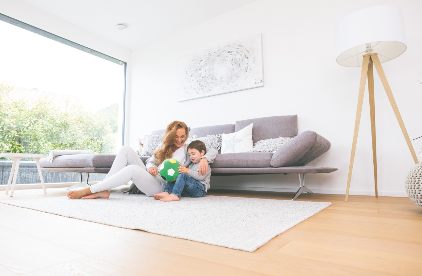 Zehnder_CSY_ComfoValveLunaS-living-woman-child-ball Stock Content Zehnder ComfoValve Luna S125 Comfortable indoor ventilation