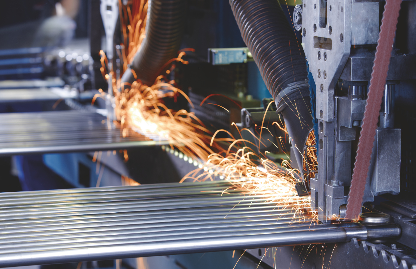 Zehnder_RAD_Production_Production step 12a_Section stitch grinding between the columns Laserové svařování při výrobě radiátorů Zehnder