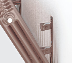 Rychloupínací sada Zehnder EasyFix usnadňuje instalaci radiátoru Zehnder Charleston v barvě terakota