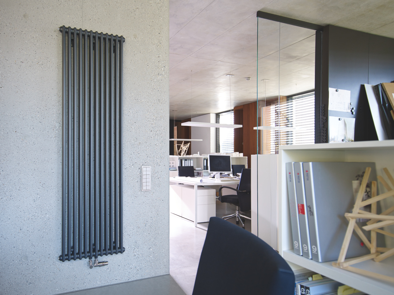 Zehnder_RAD_Charleston-HY_2200_12_volcanic_buero_02 Rendering Zehnder Charleston Decorative radiator Front view